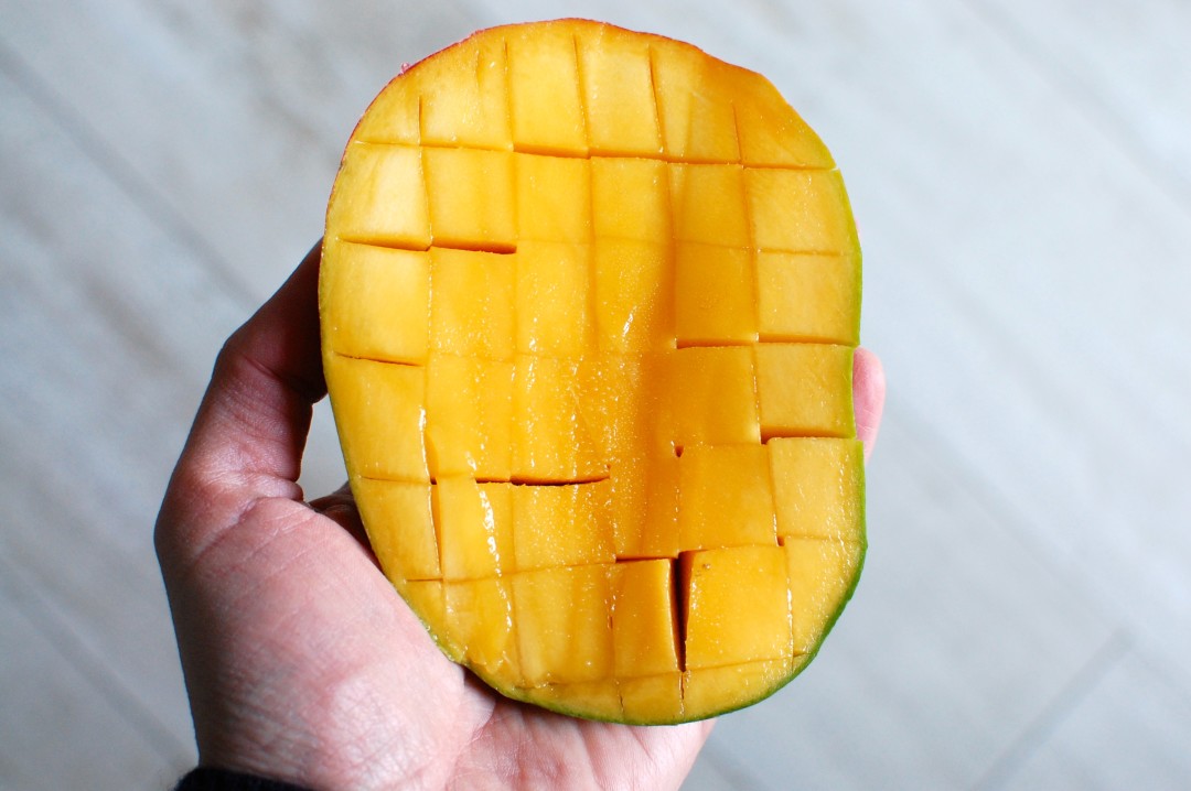 Come tagliare un mango • Il Blog di cucina di Enrica Della Martira