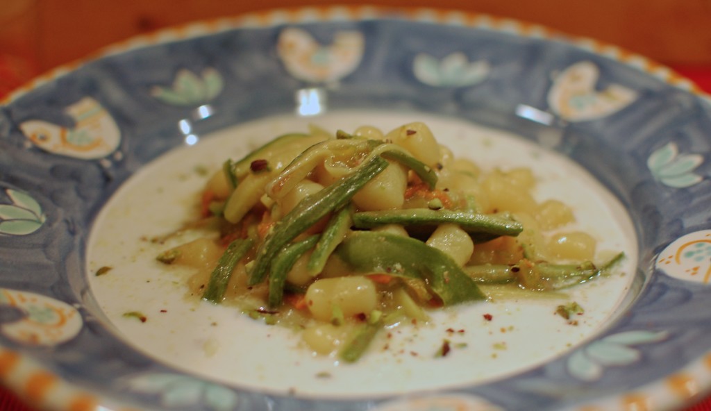 gnocchi zucchine acciuga e crema di mozzarella