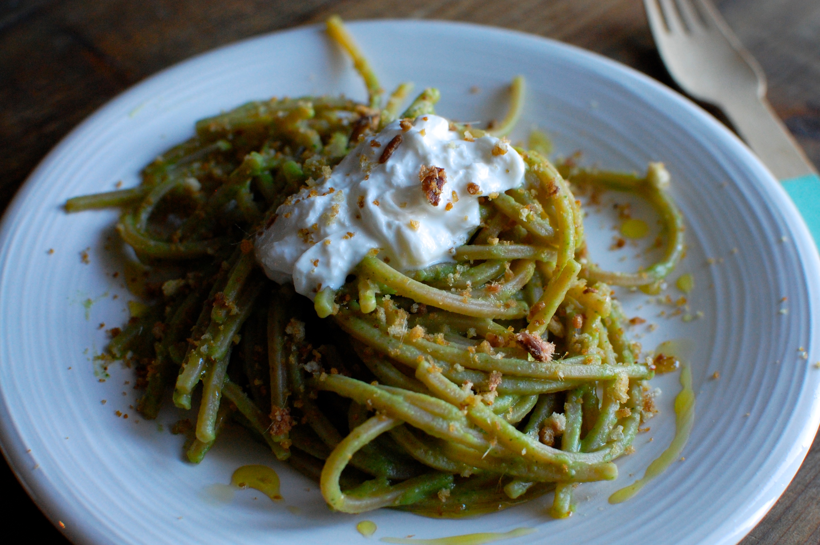 SPAGHETTI INTEGRALI CON CREMA DI BROCCOLI, STRACCIATELLA E BRICIOLE DI ...